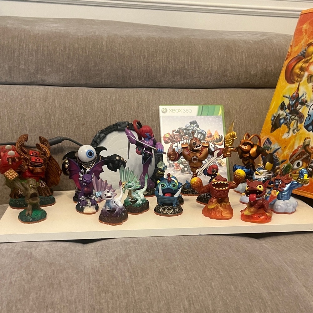 Skylander giants set with figures portal and case